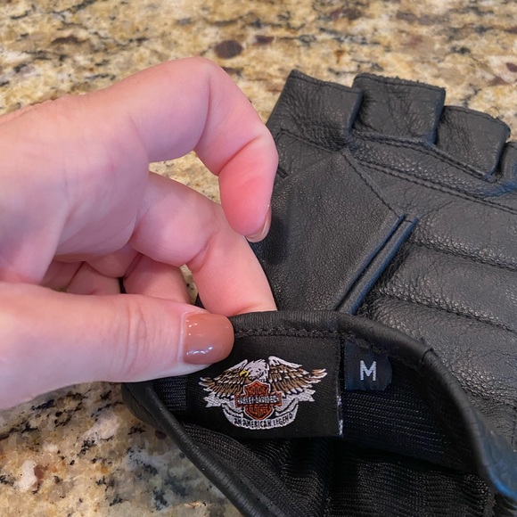 Harley Davidson lady's gloves fit more like a small than a medium. - Picture 2 of 5